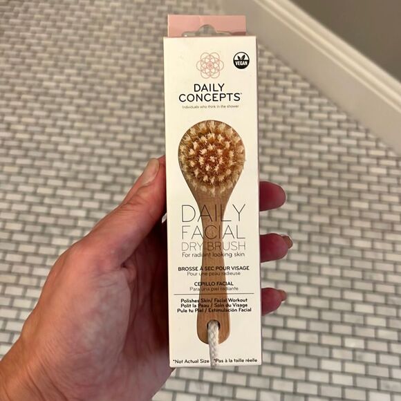 Daily concepts dry facial brush NEW - Picture 1 of 2